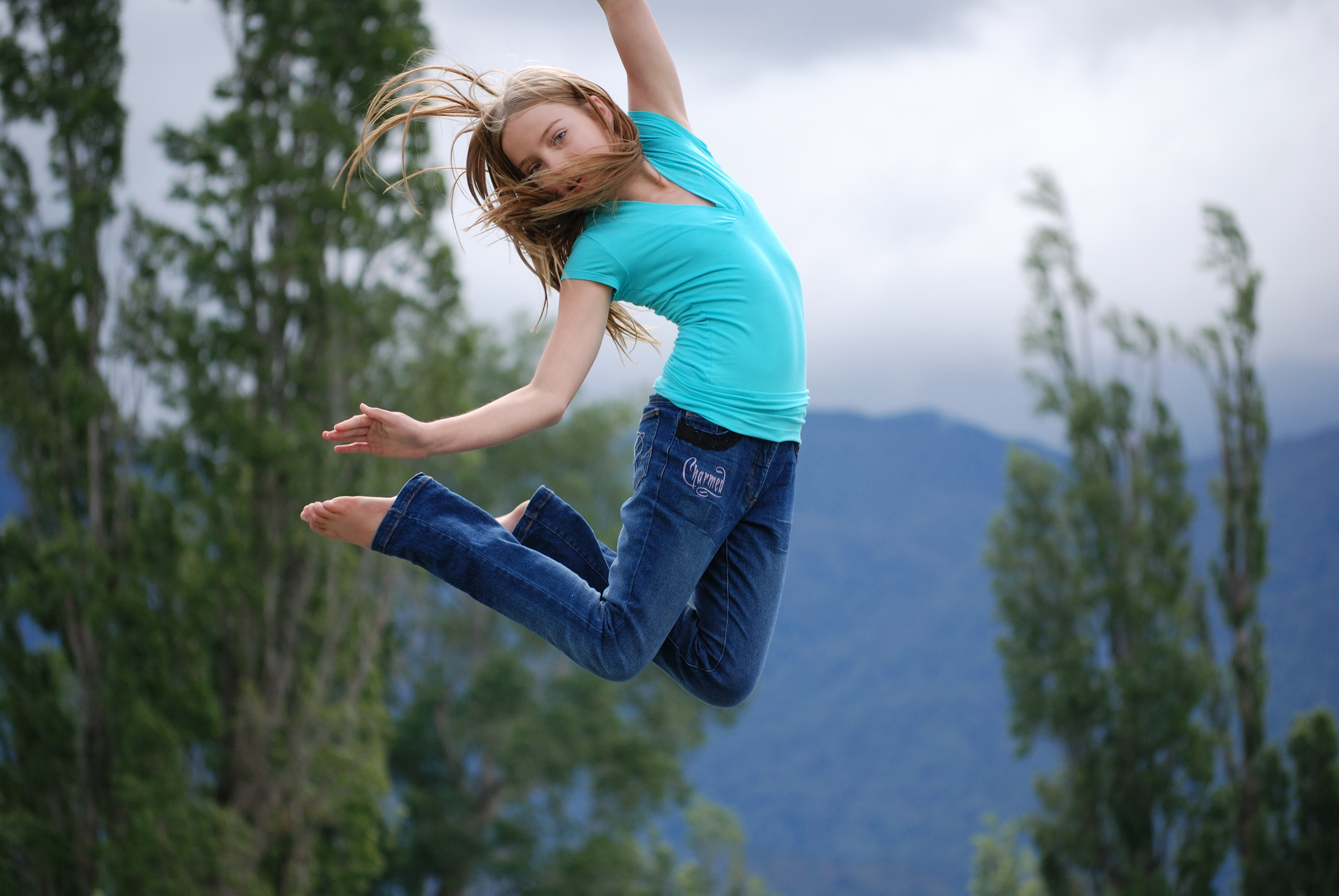 Фото по картинке. Девушка в прыжке. Девушка прыгает. Девушка прыгает в воздухе. Фотосессия в воздухе.